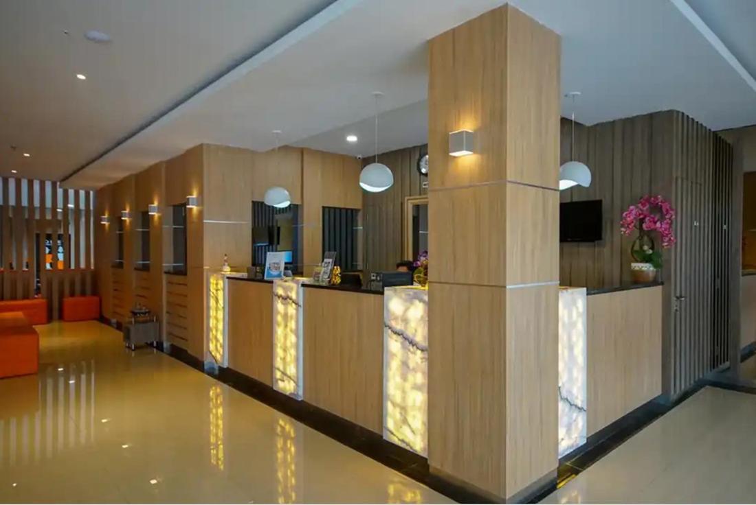 Twospaces Living At Kr Hotel Palembang Exterior foto